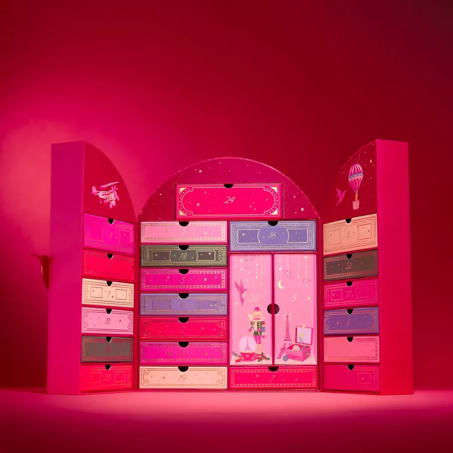 Coffret beauté Adopt 2026 ouvert Flânerie dans la galerie dorée